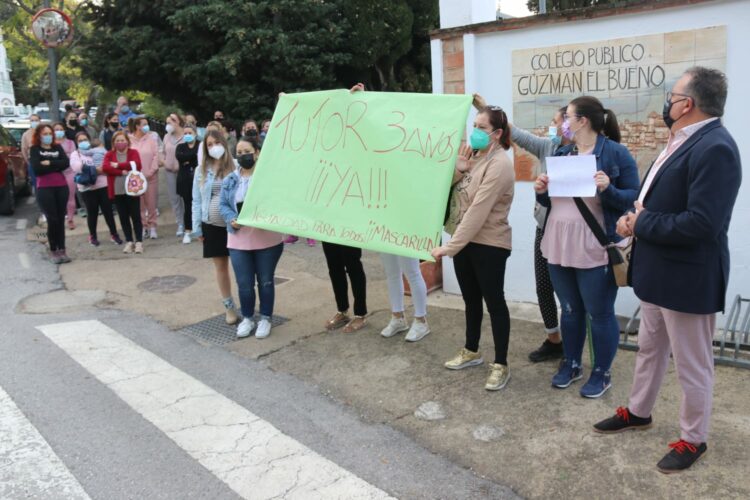 Padres de alumnos del colegio de Gaucín protestan porque un profesor no utiliza la mascarilla en el centro