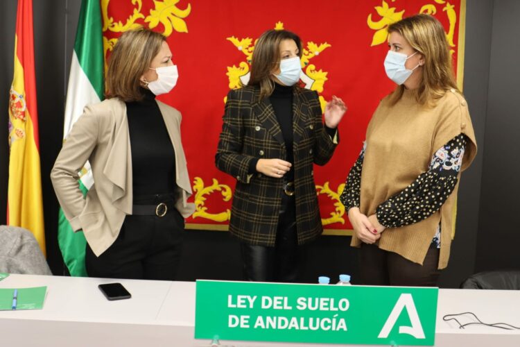 Responsables de la Junta informan a los alcaldes de la Serranía sobre la nueva Ley del Suelo para Andalucía