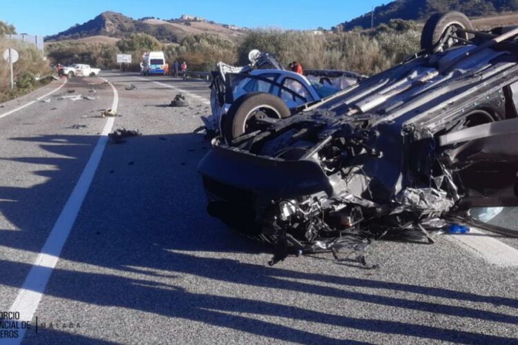 Fallece un joven y otras tres personas resultan heridas en un accidente múltiple en Montecorto