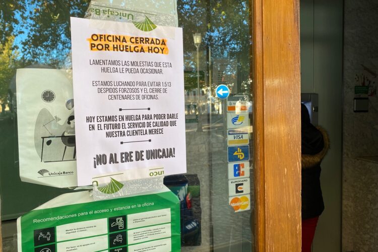 Más del 90% de las oficinas de Unicaja han estado cerradas hoy por la huelga convocada contra los ERE