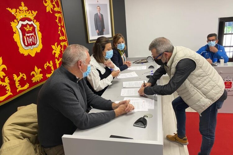 El Ayuntamiento entrega a 16 clubes deportivos más de 60.000 euros en subvenciones para que puedan realizar su actividad