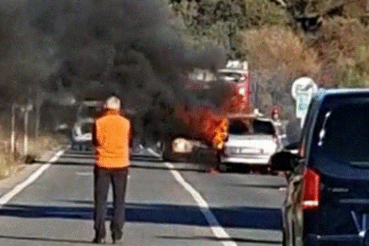 Un vehículo en llamas provoca retenciones en la carretera Ronda-Sevilla a la altura del cuartel de la Legión