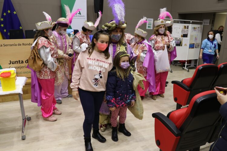 La Cartera Real acompaña a los niños rondeños en el primer día de vacunación Covid a menores