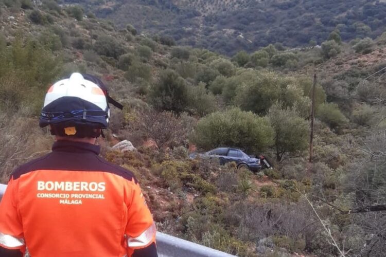 Un hombre de 70 años resulta herido tras precipitarse su coche por un barranco de la carretera Benaoján-Jimera de Líbar