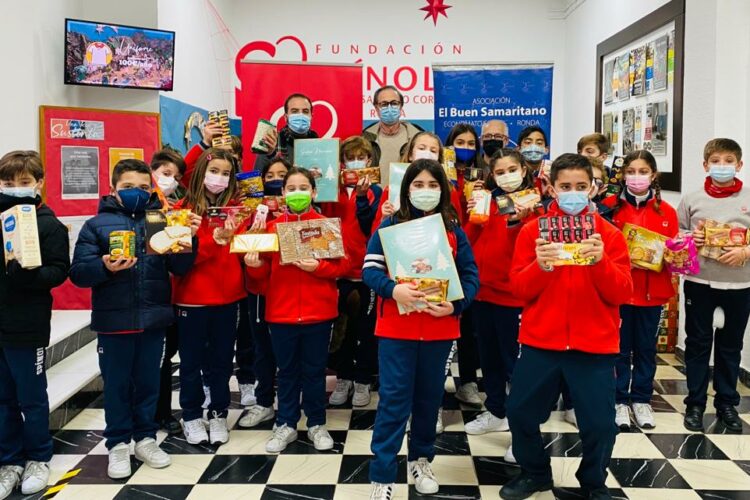 Alumnos del colegio Sagrado Corazón entregan al economato de ‘El Buen Samaritano’ más de 300 kilos de alimentos