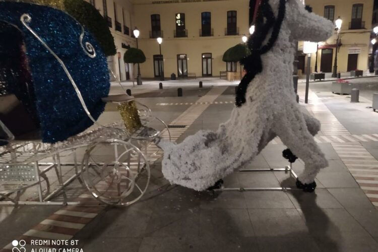 Un grupo de jóvenes destrozan adornos navideños y mobiliario urbano en la plaza de España