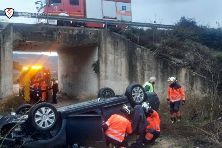 Rescatan a un hombre que quedó atrapado en su vehículo tras caer por un puente de más de cuatro metros de altura