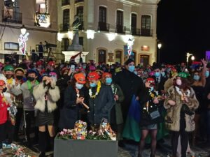 Numerosas personas se concentraron en la plaza de España para recibir el nuevo año.
