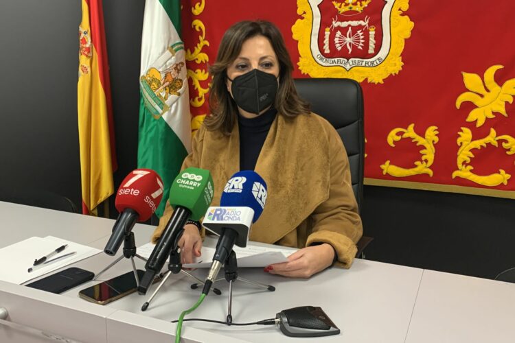 Mª Paz Fernández reestructura el equipo de gobierno y cesa de sus delegaciones a dos concejales de APR