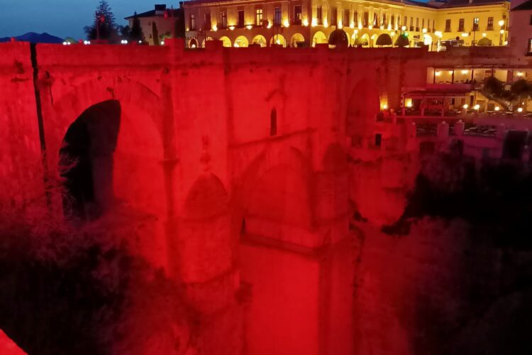 El Puente Nuevo y la Real Maestranza se iluminan para celebrar el cumpleaños del rey Felipe VI