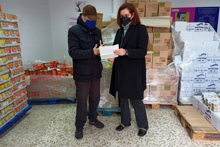 Asuntos sociales y la Cruz Roja Organizan el primer reparto de alimentos del año