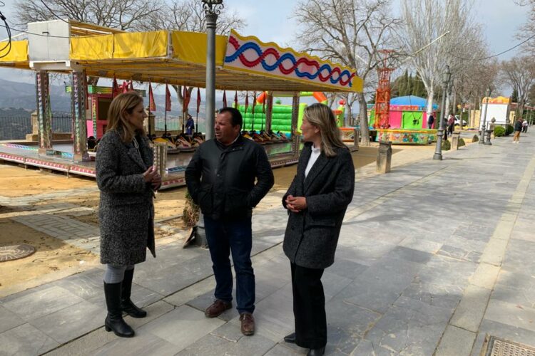 La asociación de feriantes instala atracciones en la Alameda del Tajo durante la Semana Blanca