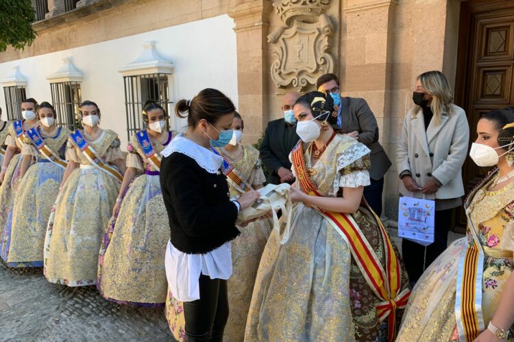 Las falleras valencianas visitan Ronda para promocionar estos festejos internacionales