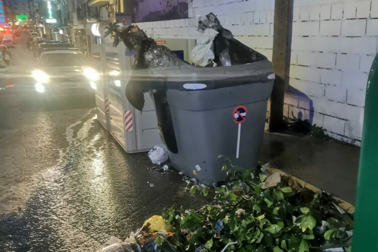 La rápida actuación de los cuerpos de seguridad permite apagar un fuego en un contenedor de residuos orgánicos en el centro del Ronda