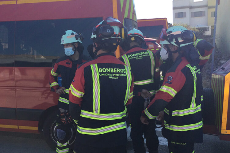 Rescatan a dos motoristas heridos tras caer por un terraplén en Cortes de la Frontera