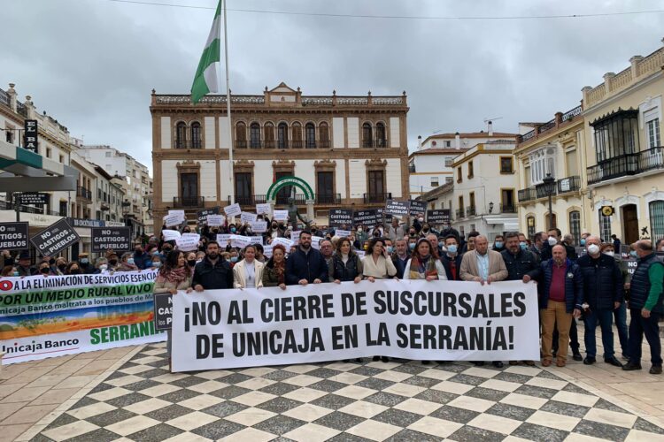 Cerca de 300 vecinos de la Serranía exigen a Unicaja que no cierre las sucursales de los pueblos