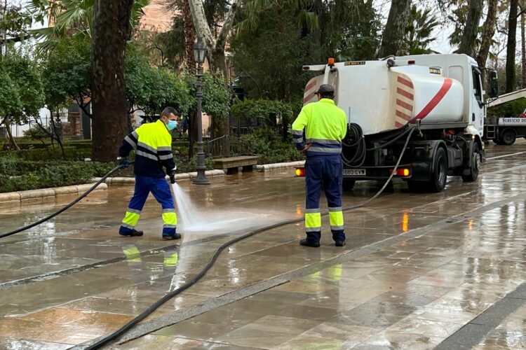 Soliarsa se emplea a fondo para intentar retirar de las calles el barro que ha dejado la lluvia y la calima