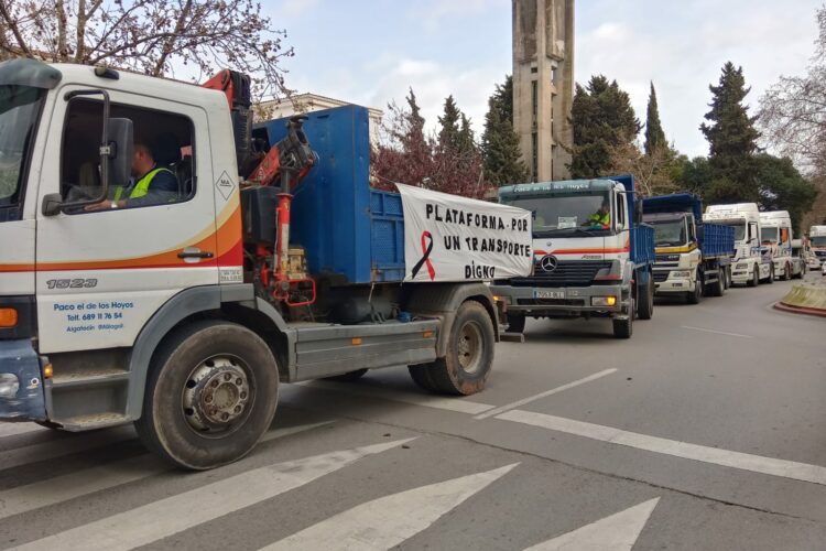 Un centenar de transportistas se manifiestan por las calles de Ronda para exigir al Gobierno de Sánchez que baje los combustibles