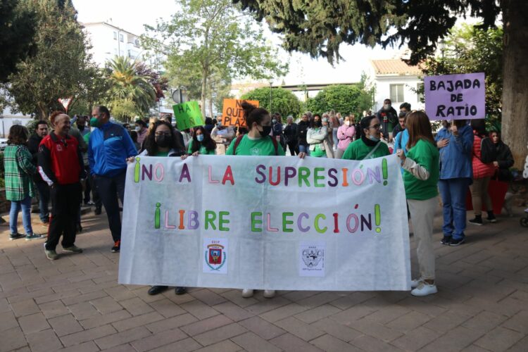 Padres y madres del colegio Miguel de Cervantes se concentran para evitar la supresión de una línea de Infantil