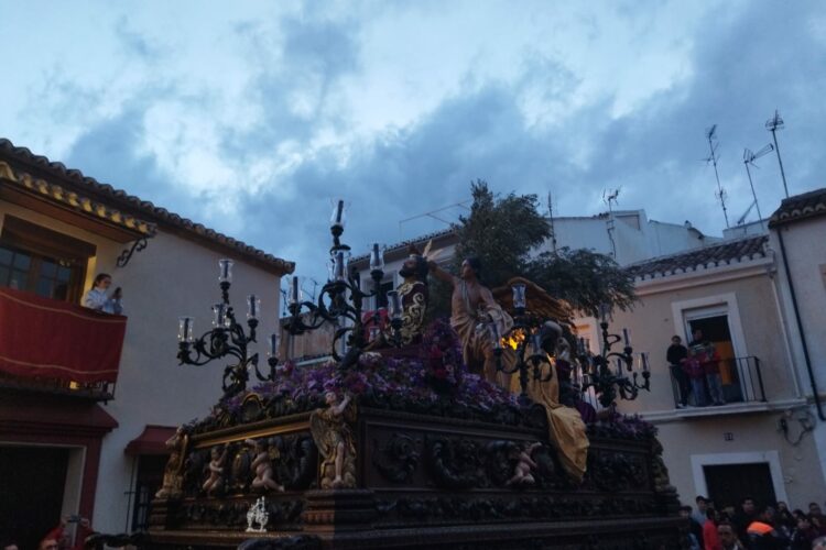 La lluvia no impide que El Huerto se luzca por las calles de Ronda