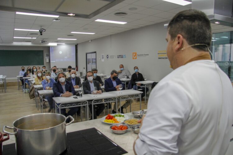La gastronomía rondeña centra el showcooking en el Gastrocampus de la UMA con el cocinero Miguel Herrera