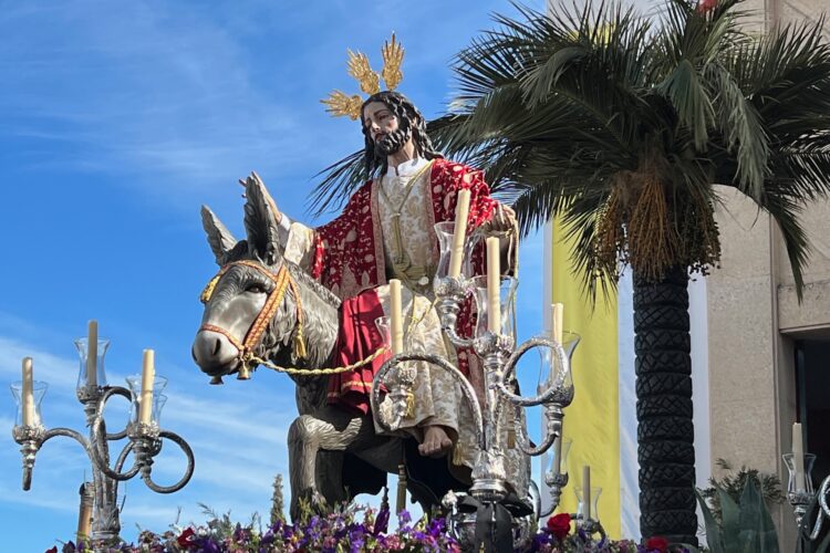 La Pollinica ilumina la ciudad de luz, incienso, juventud y alegría dos años después