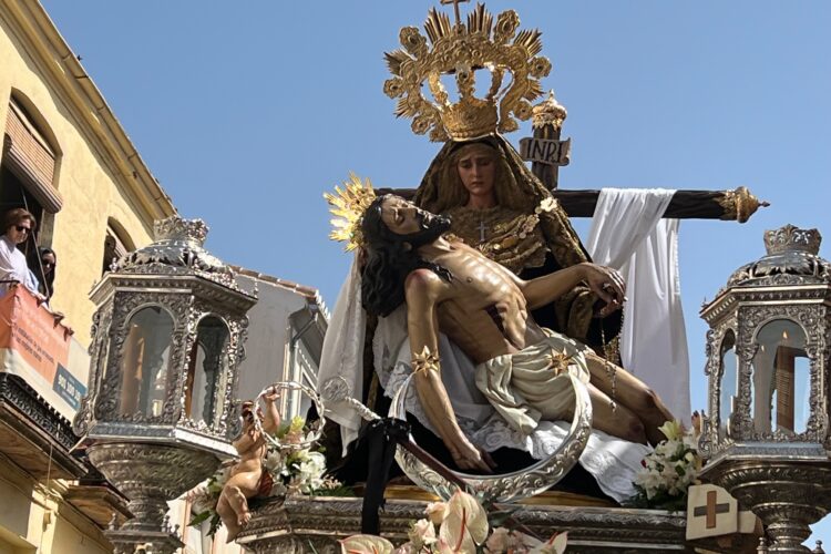 El Cristo de los Remedios y Las Angustias llenan el centro de Ronda de luz y pasión