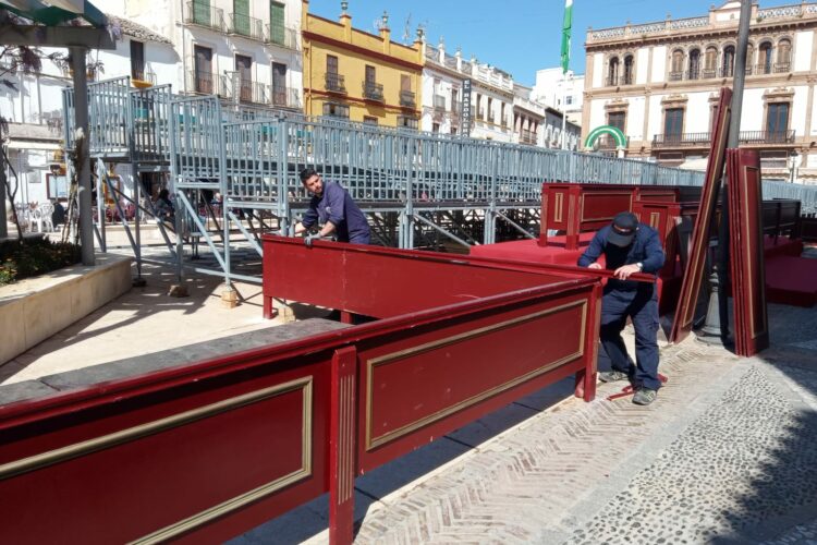 Los trabajos de instalación de la tribuna oficial de Semana Santa entran en su recta final