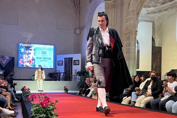 Regresa a Ronda la Pasarela Romántica con vestidos y trajes cargados de historia