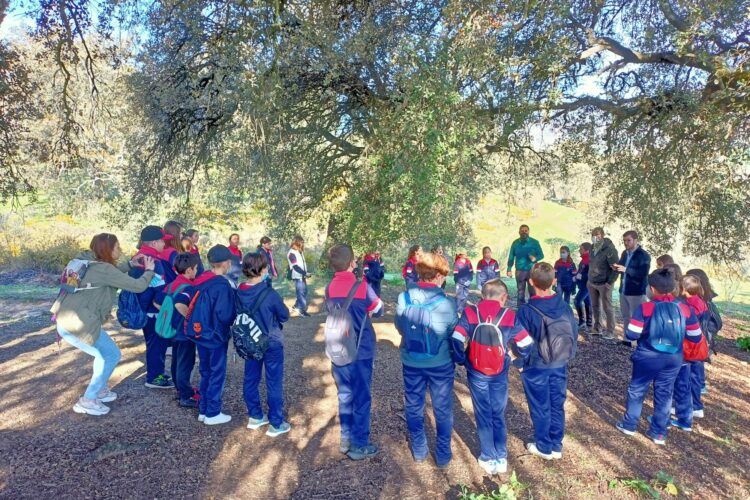 Alumnos del colegio Fernando de los Ríos limpian y plantan árboles en el parque periurbano de La Dehesa
