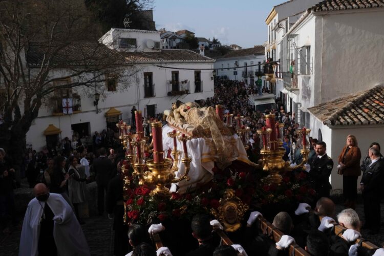 Tarde de luto y pesar del Viernes Santo con la Hermandad del Santo Entierro por las calles de Ronda