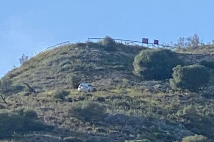 Un turismo se precipita en Alpandeire por una ladera de más de 50 metros de altura tras salirse en una curva