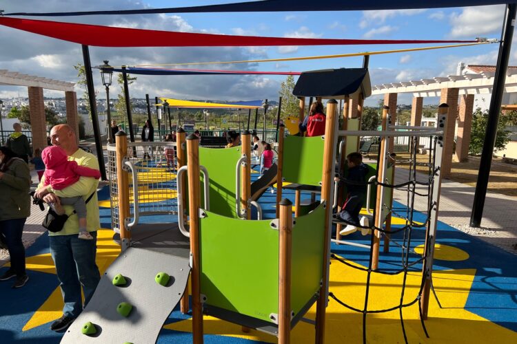 El Ayuntamiento habilita un novedoso parque infantil en la urbanización del Arenal