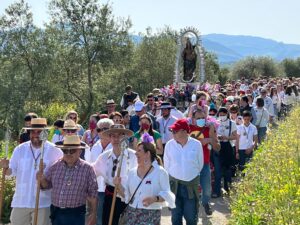 La Virgen de la Cabeza es llevada a hombros hasta la explanada de la romería.