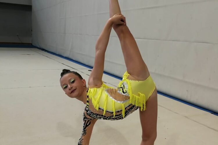 La gimnansta del Club Agra Zaida Guerrero realiza una buena actuación en el Campeonato de Andalucía