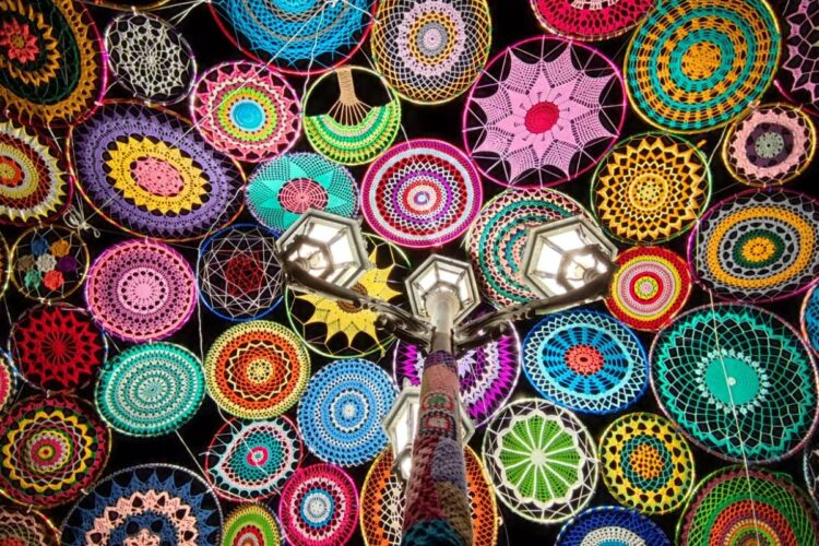 Las mujeres del barrio de San Francisco realizan una gran mandala de croché en el Ruedo Alameda