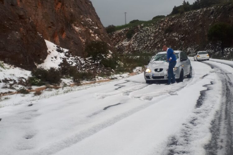 Una intensa y fugaz granizada cubre de blanco La Planilla, El Arenal y tramos de la carretera de San Pedro