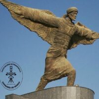 Estatua de Ibn Firnás en el aeropuerto internacional de Bagdad (Wikipedia).