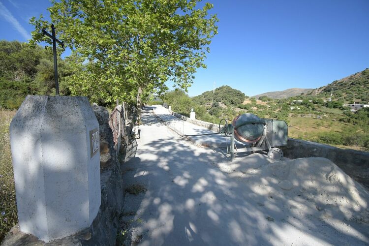 Alpandeire realiza mejoras en el Camino de las Cruces