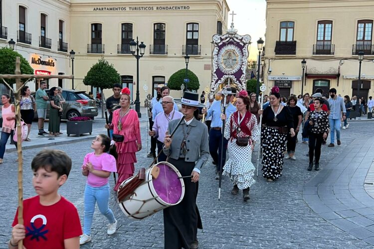 El simpecado de la Hermandad del Rocío de Ronda pone el broche final a un camino lleno de emoción y sentimiento