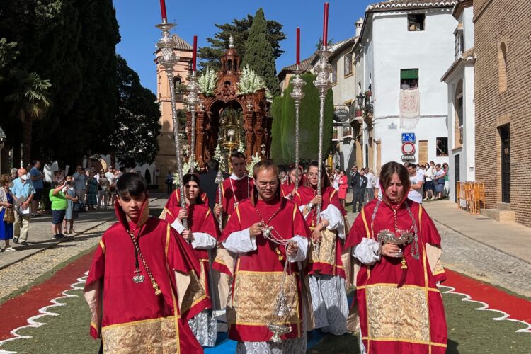 La procesión del Corpus Christi llena de luz las calles de Ronda