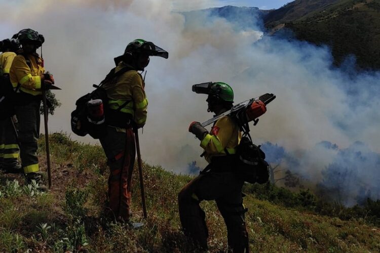 Más de un centenar de efectivos de tierra siguen trabajando para controlar el incendio de Pujerra