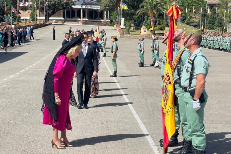 Jornada patriótica en el cuartel de la Legión con más de 300 civiles jurando la Bandera de España