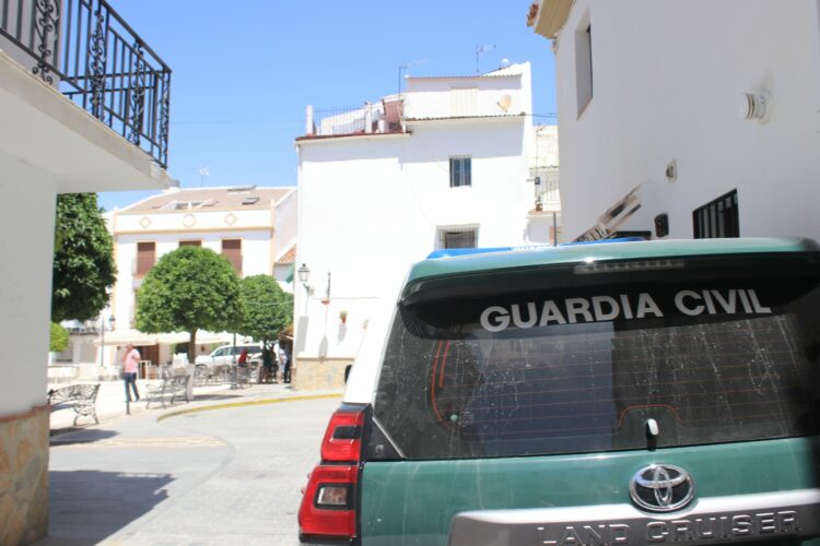 La Guardia Civil detiene al alcalde de Igualeja y registra el Ayuntamiento en busca de documentación