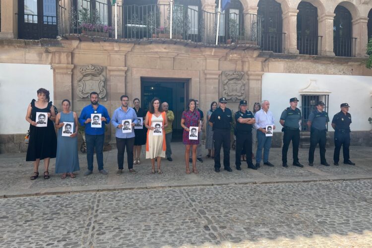 Minuto de silencio en las puertas del Ayuntamiento en memoria de Miguel Ángel Blanco