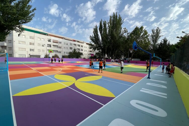 El Ayuntamiento instala un nuevo mural artístico en la pista deportiva de San Rafael