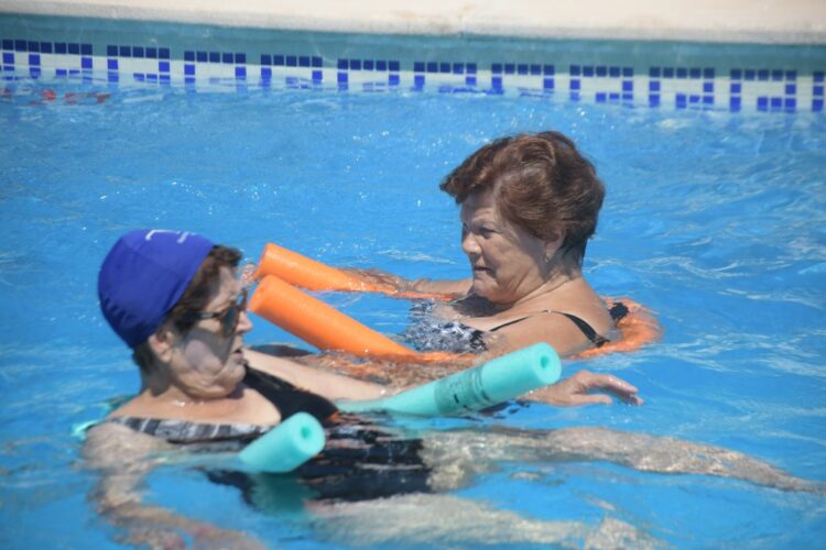 Cartajima ofrece clases de aquagym a sus vecinos