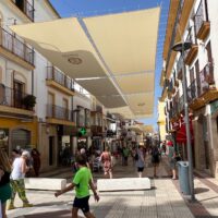 Regresan los toldos a la calle de la Bola para hacer más llevadero el calor durante el verano