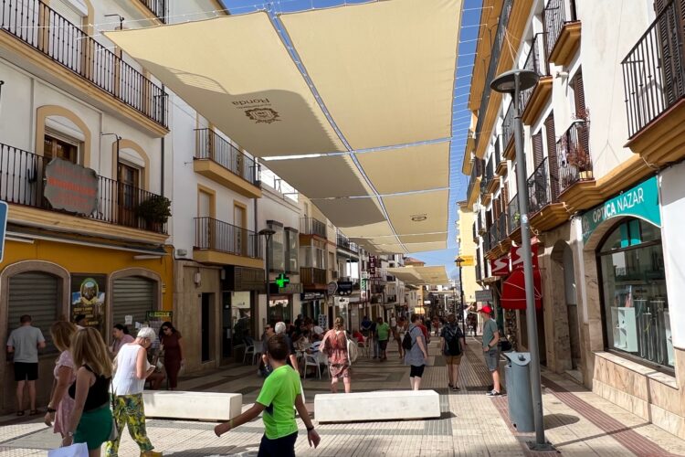 Todos los tramos de la calle Espinel ya cuentan con sombra gracias a los toldos instalados