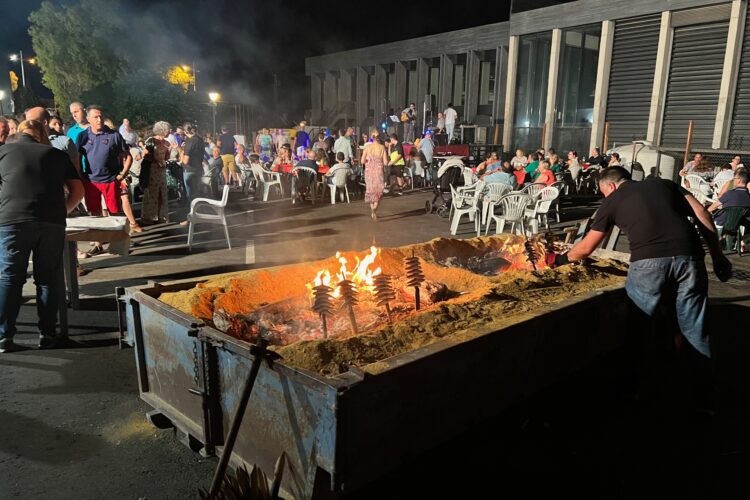 Cientos de personas disfrutaron de la VI Verbena del Espeto de La Soledad